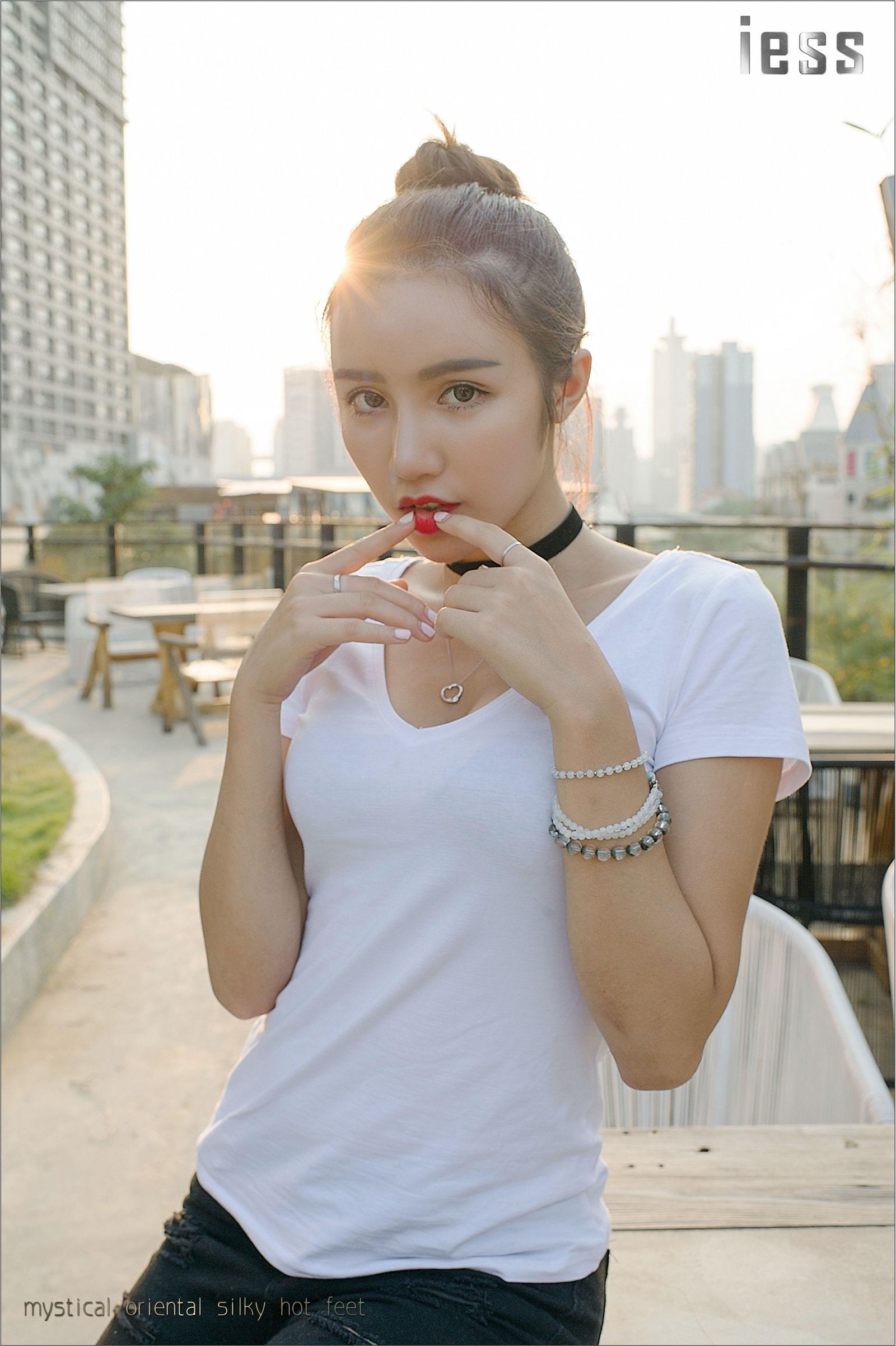 [IESS]异思趣向 女主播SASA 超薄肉丝